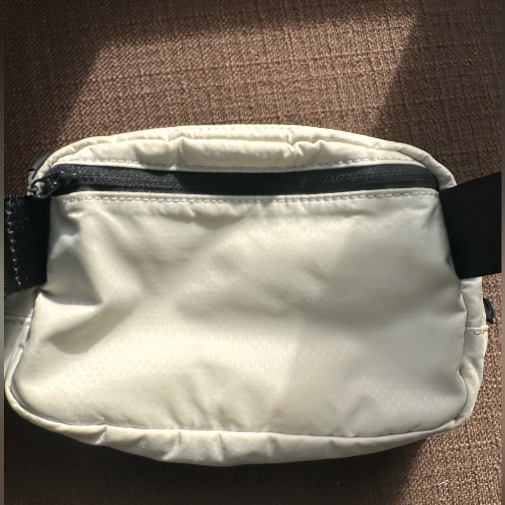 OG Lululemon Everywhere Belt Bag *1L in White Opal/Black - Picture 4 of 9